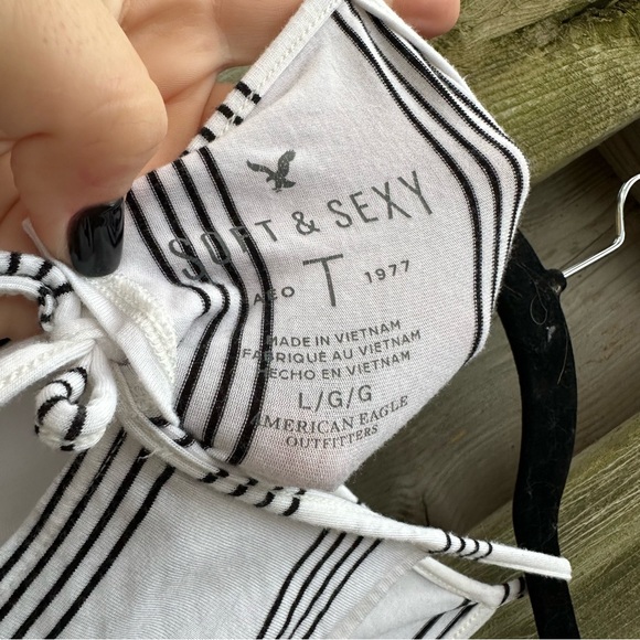 AMERICAN EAGLE Cold Shoulder Keyhole Tee - Picture 4 of 4